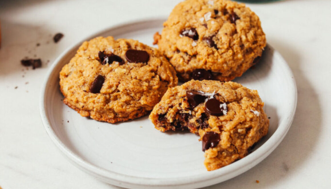 Healthier Peanut Butter Chocolate Chip Cookies (GF & 1 Bowl!)